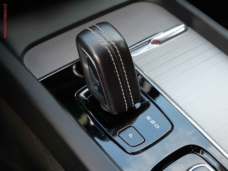 Volvo XC60 (2019) 2.0 D 4x4, R-design, AT, LED - fotka 16 z 24