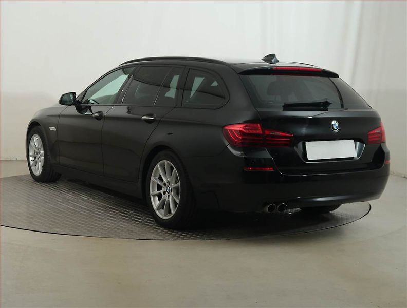 BMW Řada 5 (2014) 530d xDrive, 4X4, Automat - fotka 4 z 17