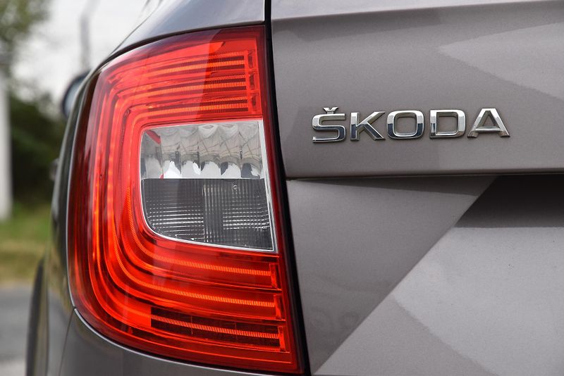Škoda Superb 1.6 TDi 6st,KLIMA,NAVI,PDC,ALU - fotka 36 z 39