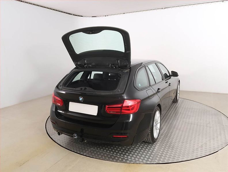 BMW Řada 3 (2017) 318 d, Kůže, Navi, Tempomat - fotka 22 z 23