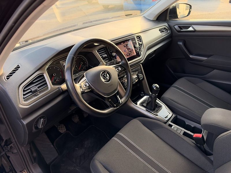 Volkswagen T-Roc (2021) Design 1.0 TSI 81kW - fotka 12 z 18