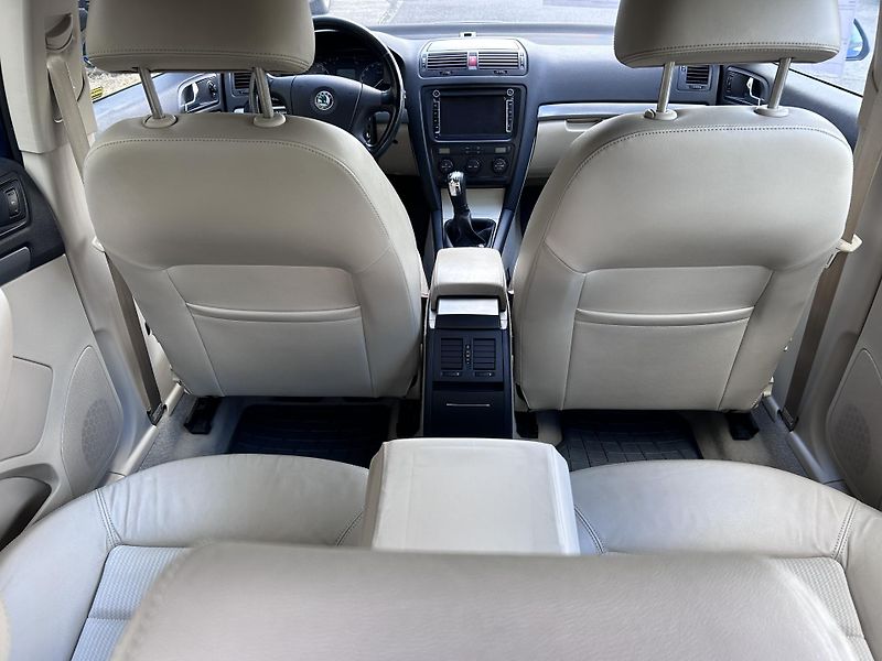 Škoda Octavia 2.0 TDI Elegance - fotka 29 z 34