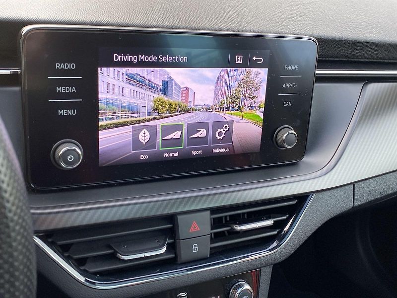 Škoda Kamiq (2023) 1.0 TSI DSG Monte Carlo - fotka 17 z 39