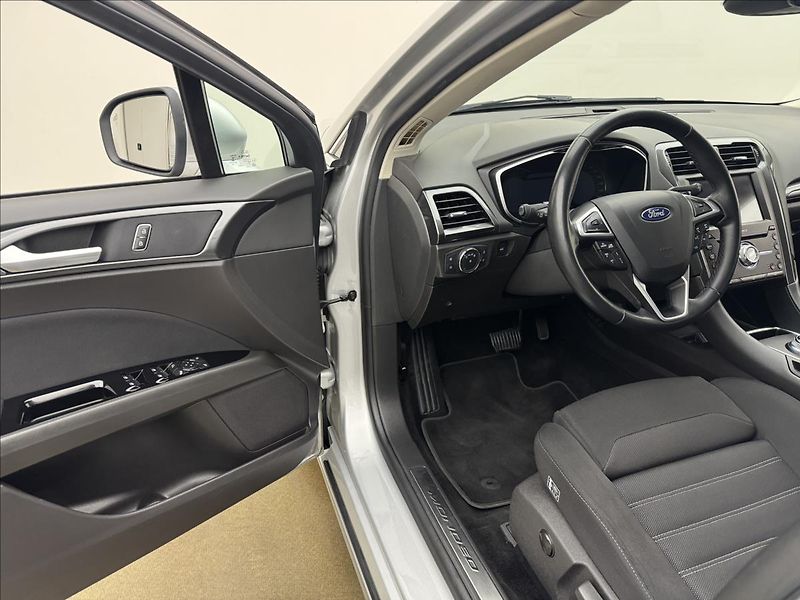 Ford Mondeo 2,0 110kW AT NAVI DPH LED ACC - fotka 31 z 41