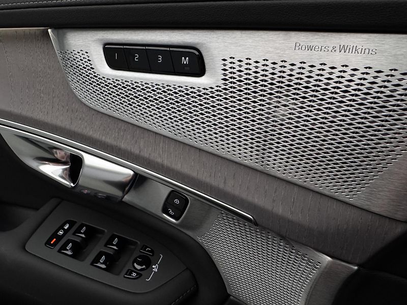 Volvo XC90 (2026) T8 AWD Plug-in DARK ULTRA 7 - fotka 24 z 29