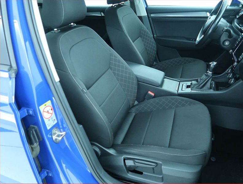 Škoda Superb (2019) 2.0 TDI, Park. senzory - fotka 9 z 16