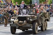 Plzní projel Konvoj svobody. Stovky kusů historické vojenské techniky v neděli projely z Bor do centra města. Ulice lemovaly tisíce diváků
