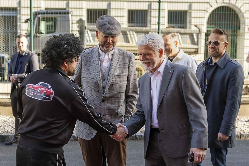 Odstartováno! Prezident Petr Pavel a Josef Zajíček pouští na trať první vůz.