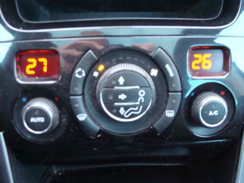Peugeot 308 1.6 HDi, 68 kW, panorama,klima - fotka 21 z 31