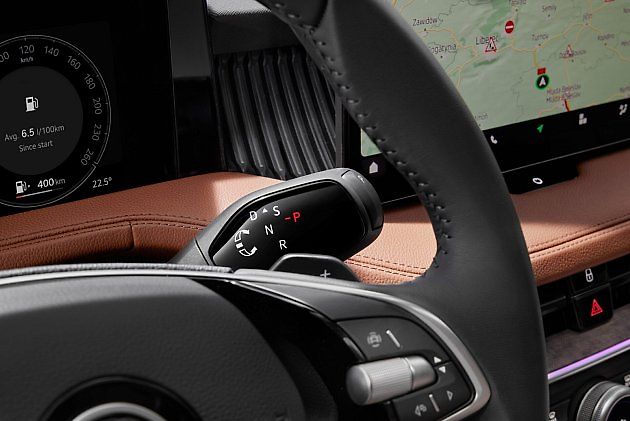 Výhoda automatu může spočívat i v úspoře prostoru. Nový Superb a Kodiaq mají řazení pod volantem, mechanická vazba s převodovkou již není potřeba, zdroj: Se svolením Škoda Auto