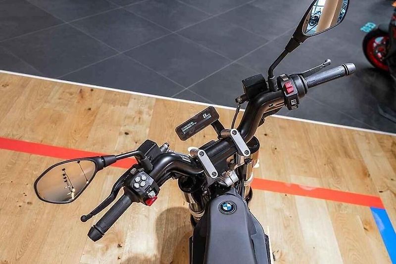 BMW R 18 B pohání mohutný dvouválcový boxer.