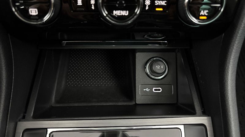 Škoda Superb 2.0 TSI DSG Style Combi - fotka 24 z 30