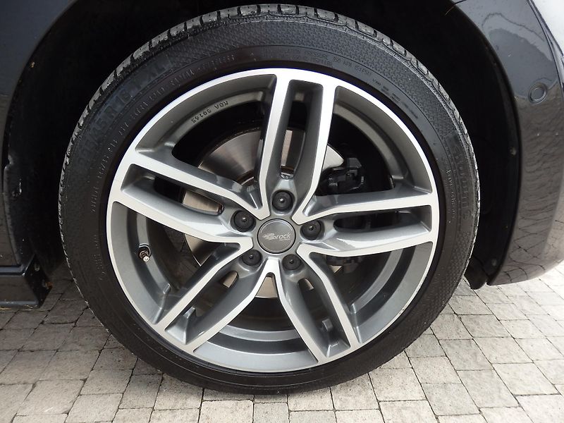 Volkswagen Touran 2,0 TDI 140kW HIGHLINE,DSG LED - fotka 25 z 27