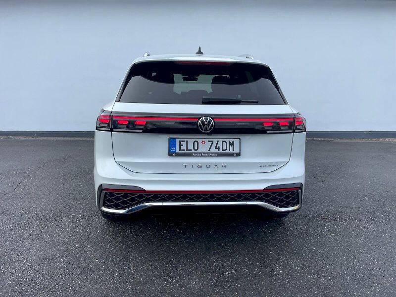 Volkswagen Tiguan (2025) R-LINE 1,5 TSI 130 KW EHYBRID - fotka 13 z 55