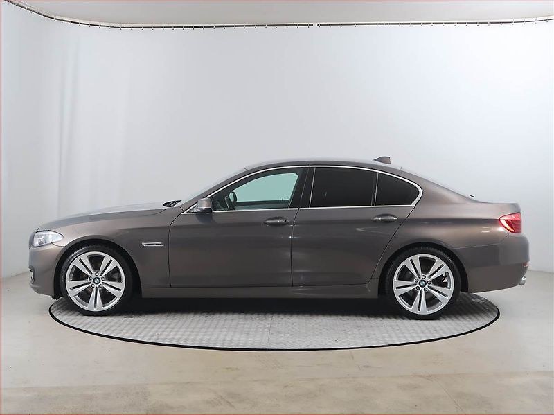 BMW Řada 5 (2016) 520d xDrive, 4X4, Automat - fotka 3 z 20