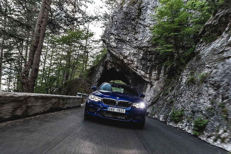 BMW i8 Roadster a M5.