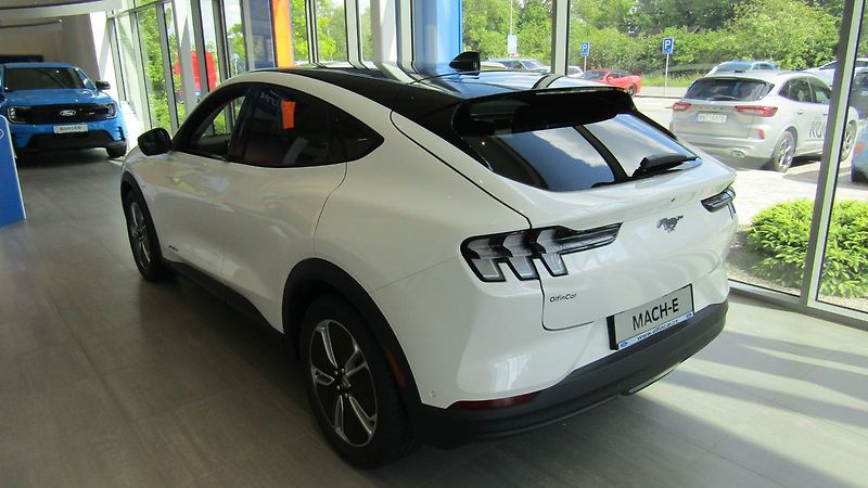 Ford Mustang Mach-E 72,6 kWh standardní dojezd 198 - fotka 4 z 8