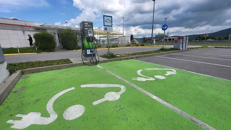 Cesta do Chorvatska autem poprvé bez hranic. Reportéři Deníku vyzkoušeli delší trasu přes Bratislavu, Maďarsko, Záhřeb až do Zadaru a Šibeniku. Zhruba tisíc kilometrů. Z Jadranu se pak vraceli přes Slovinsko a Rakousko.