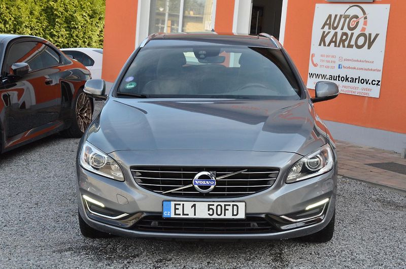 Volvo V60 (2016) 2.4 D6 AWD PHEV 212kW Momentum - fotka 2 z 39