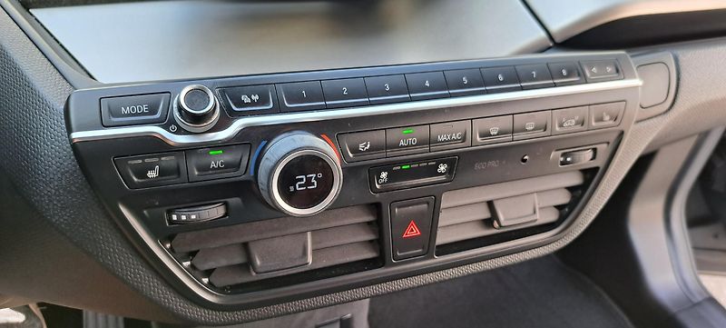 BMW i3 (2015) REX*LED*VÝBAVA*STAV*VÝHŘEV - fotka 25 z 42