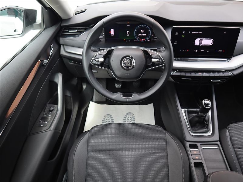 Škoda Octavia 2,0 TDi Style Virtual LED - fotka 9 z 35