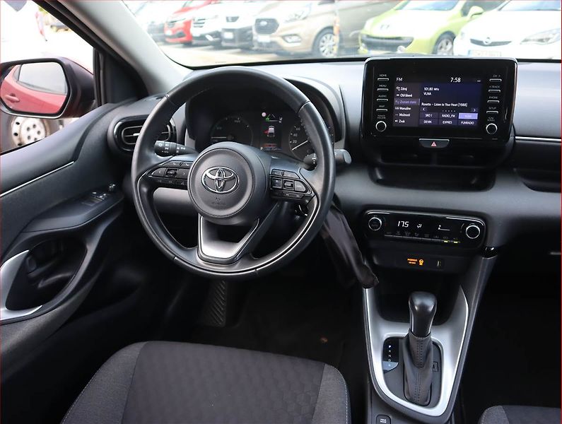 Toyota Yaris (2021) Life 1.5 VVT-i Hybrid, Automat - fotka 7 z 19