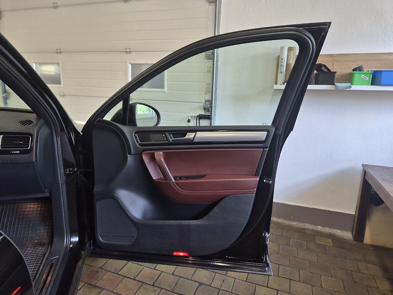 Volkswagen Touareg 3,0TDi 180kw 4x4 DSG 20ALU - fotka 31 z 41
