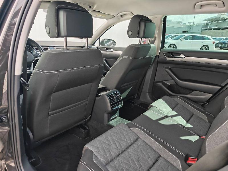 Volkswagen Passat Business  2,0TDi - fotka 8 z 23