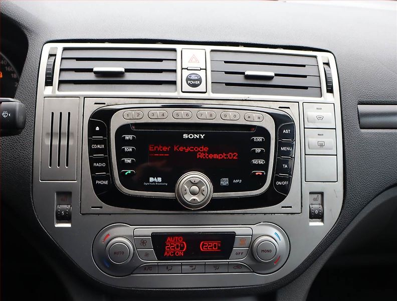 Ford Kuga (2009) Titanium 2.0 TDCi, 4X4 - fotka 12 z 16