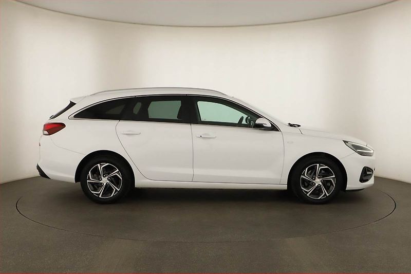 Hyundai i30 (2024) Smart 1.5 T-GDI MHEV, ČR,1.maj - fotka 6 z 14