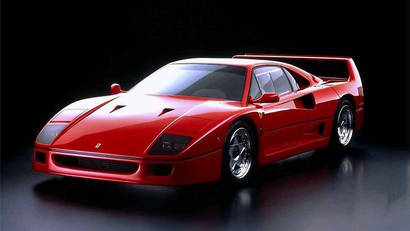 Enzo Ferrari, přezdívaný il Commendatore, byl známý svou soutěživostí a neochotou dělat kompromisy v kvalitě svých vozů.