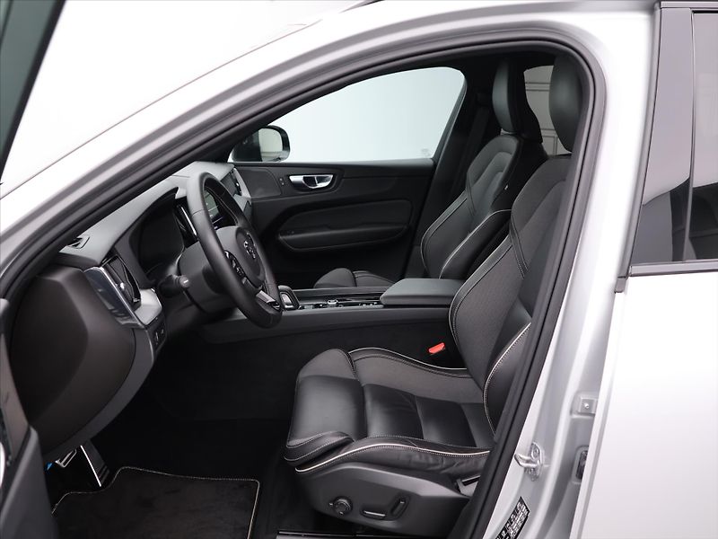 Volvo XC60 2.0 B4 145kW R-Design CZ Aut. - fotka 12 z 35