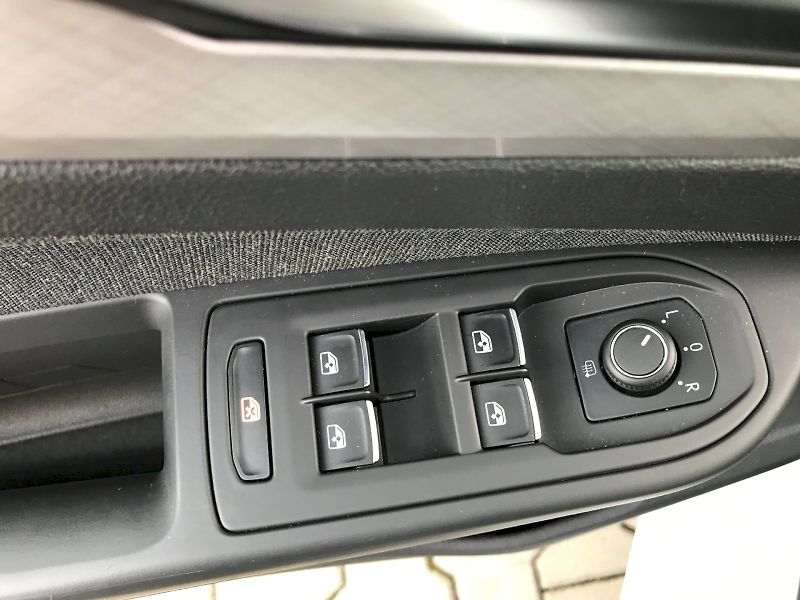 Volkswagen Golf (2022) VARIANT LIFE 1,0 TSI 6G - fotka 19 z 29