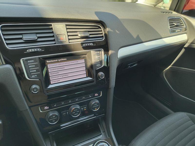 Volkswagen Golf (2014) 1.2 TSI 63KW 4-VÁLEC Z ŘEMENEM - fotka 44 z 66