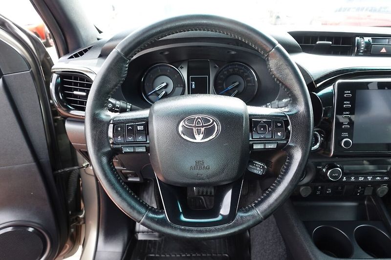 Toyota Hilux 2.8D4-D 6AT Invincible + Sport - fotka 16 z 33