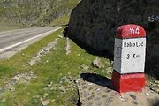Typický patník s označením silnice 7C.