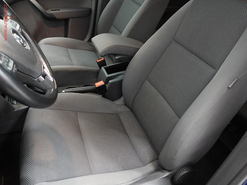 Volkswagen Touran (2011) 1.6 TDi, autoAC, temp - fotka 9 z 21