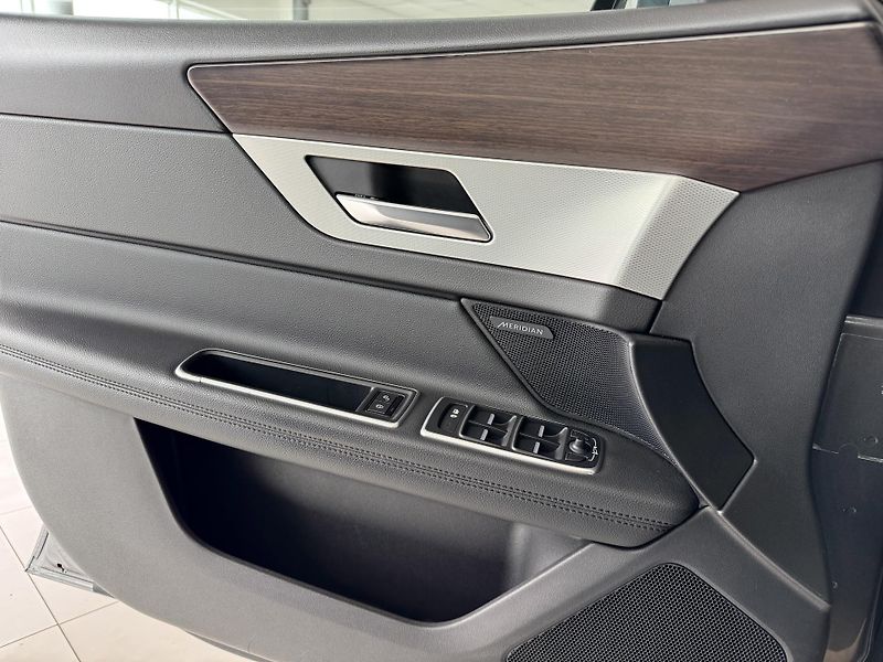 Jaguar XF 20d AUT*Panorama*Distronic - fotka 34 z 43