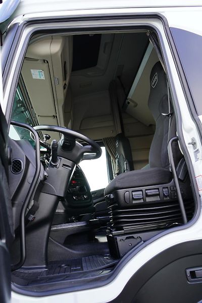 Iveco S-WAY (2021) 420 / E 6 / KONTENER + WINDA / - fotka 7 z 47