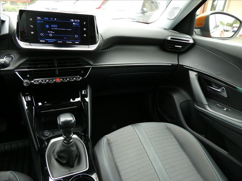 Peugeot 2008 1,2 PureTech 74kW Allure,závěs - fotka 27 z 45