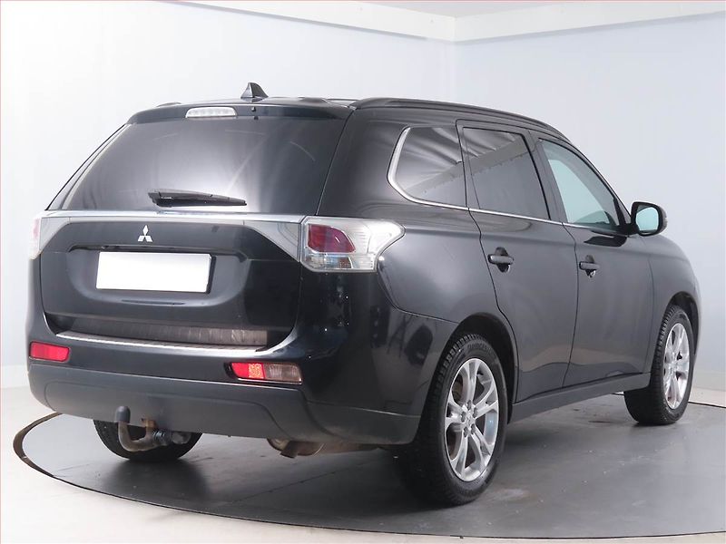 Mitsubishi Outlander (2014) 2.2 DI-D, 4X4, 7 míst, Navi - fotka 5 z 16