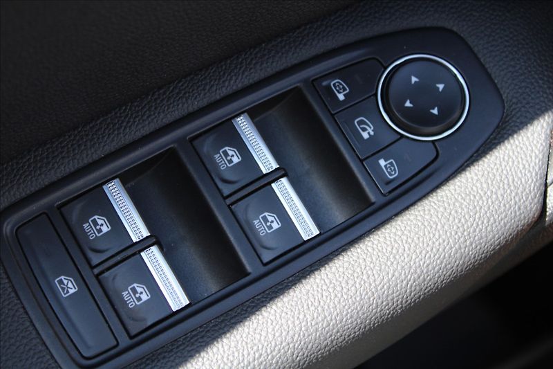 Renault Captur 1,3 TCe  1.MAJ,AUTOMAT,INTENS - fotka 25 z 35