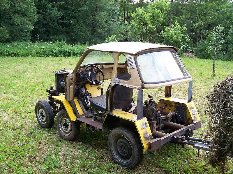 Šestikolka je složena ze tří aut, Trabantu, Škodovky a rumunského automobilu ARO.