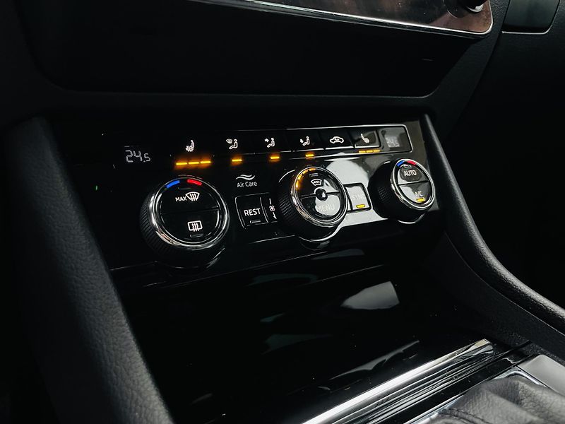 Škoda Superb 1.4TSI 1.MAJITEL KAMERA VÝHŘEV - fotka 39 z 48