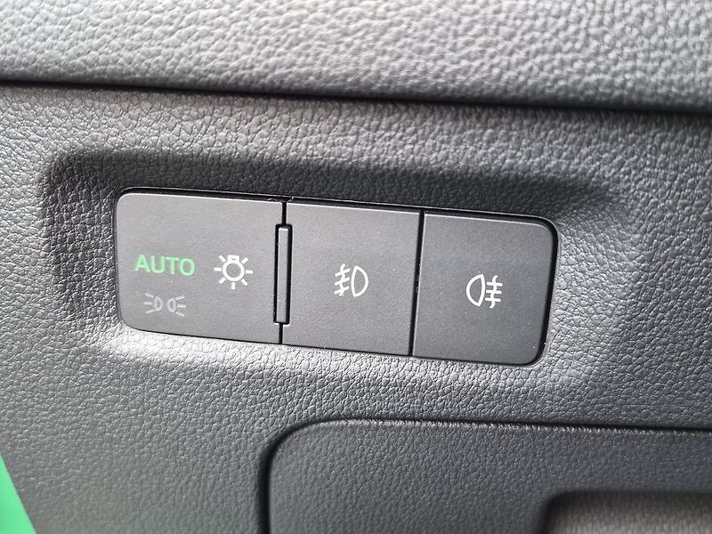 Škoda Octavia Combi 2,0 TSI DSG RS 180 kW - fotka 22 z 28