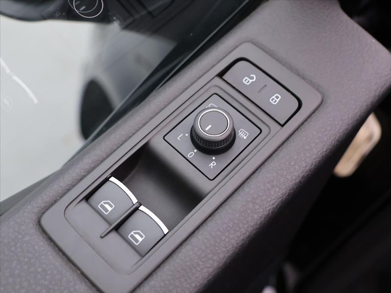 Volkswagen Multivan 2,0 TDI 150kW Highline LED - fotka 17 z 36
