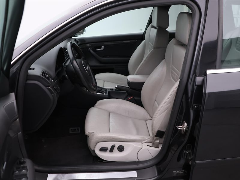 Audi S4 4,2 V8 253kW Quattro Recaro - fotka 11 z 27