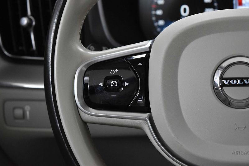 Volvo XC60 D5 AWD INSCRIPTION DPH*ČR 1.M* - fotka 20 z 42
