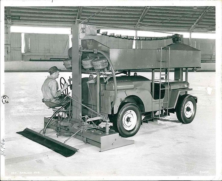 Dnes je to při hokejových utkáních samozřejmost. První stroj - rolba na úpravu ledu se zrodila před 75 lety. Zkonstruoval ji Frank Zamboni v Paramountu ve Spojených státech. Foto: Wikimedia Commons, Calle Eklund V-wolf, CC BY-SA 3.0