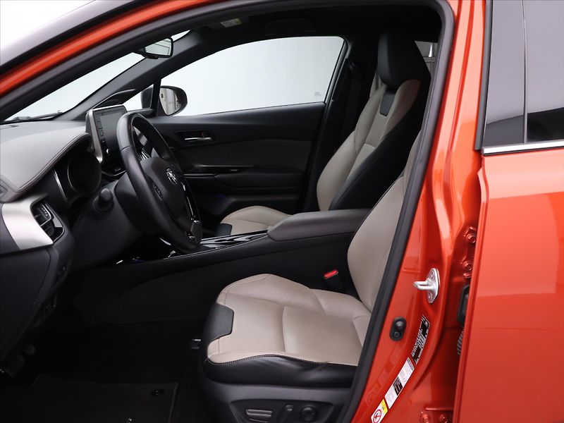 Toyota C-HR 2.0 HEV 112kW Aut. CZ Premiere - fotka 11 z 31